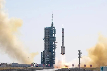 神舟十七號載人飛船于2023年10月26日11時13分從酒泉衛(wèi)星發(fā)射中心成功升空。這一重大事件標志著我們中國航天事業(yè)邁向了新的里程碑，再次向全世界展示了中國在航天領(lǐng)域的強大實力和卓越能力。